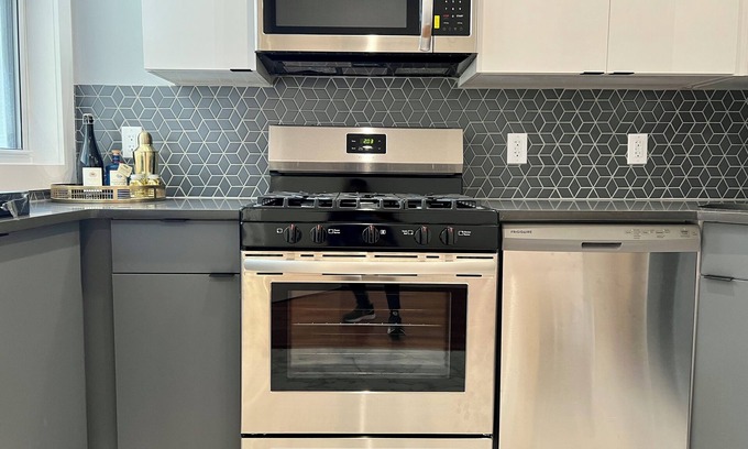 Mott Haven House | NYC Paradise near metro with 3 baths - parking - laundry