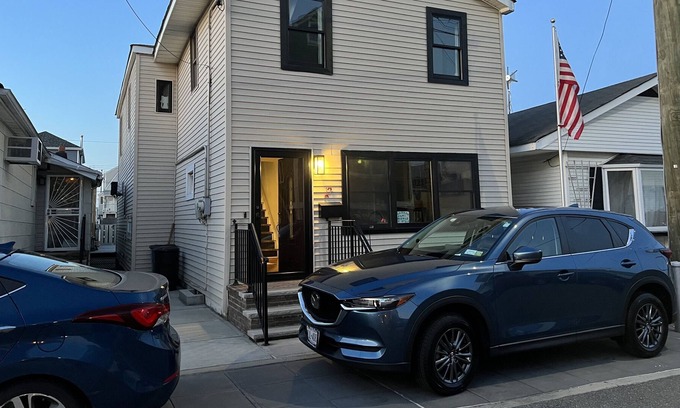 Broad Channel House | NYC, Rockaway Beach; on water! Large deck, kayaks; spacious sunny home.