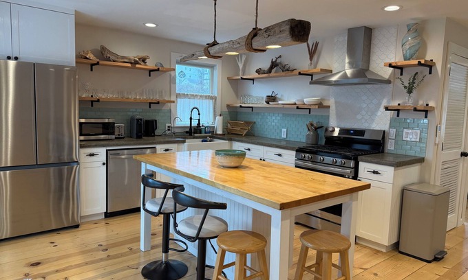 Highlands House | NYC to Zen - Spa Bungalow w/Hot Tub, Gym - Walk to the Beach + Ferry Access