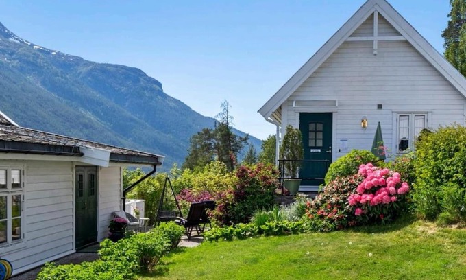 Kaupanger House | Nydelig lite hus med egen vedfyrt baksteovn.