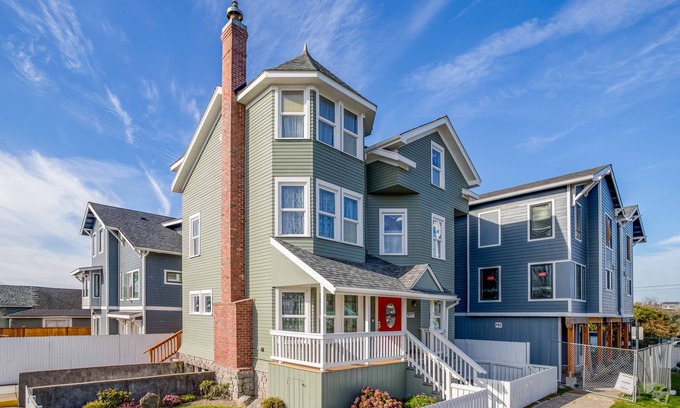 Newport House | Nye Beach 3-Story Victorian has Ocean Views, Beach Nearby, Two Bedrooms