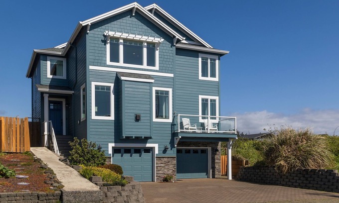 Newport House | Nye Ki-Ki - in the Heart of Nye Beach, Sleeps 8, Heart of Nye Beach, Ocean View, Hot Tub, BBQ