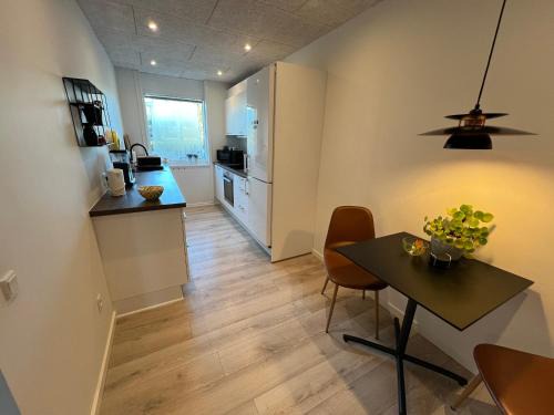 Esbjerg Apartment | Nyrenoveret lejlighed med balkon og parkering