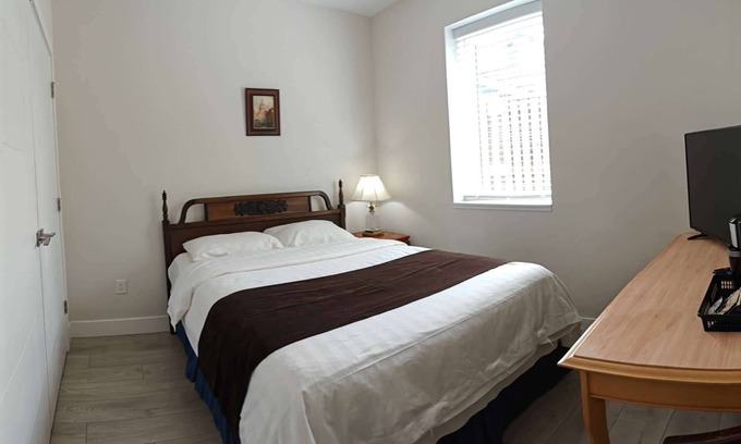 Dundarave Apartment | O Charming Bright Queen Bed Room Ensuite