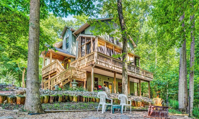 Westlake Corner House | O'Neill's Getaway - Sleeps 14! Pet-Friendly - Meditation Garden - Pool Table