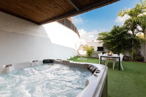 Rishon LeTsiyon Villa | O&O Group - Huge Villa With Jacuzzi By The Beach