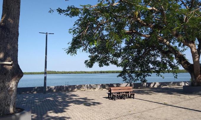 Caravelas House | O Paraíso é Aqui Abrolhos - Suíte privativa, cama de casal, ar condicionado e TV - Café da manhã de frente para o mar