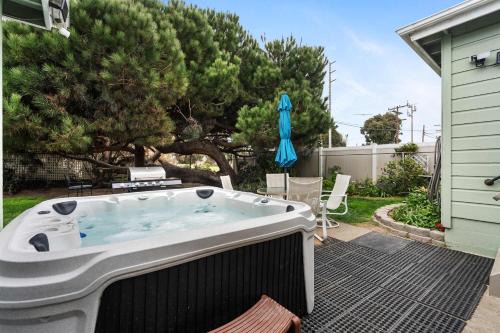 East Side Capistrano House | O-Side Beach Bungalow with Jaccuzi Blocks to beach