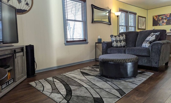 Ottumwa House | O Town Quiet Cozy Cottage