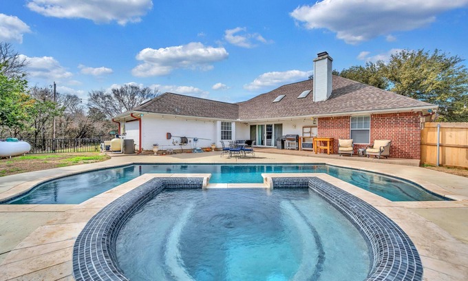 Crawford House | Oak & Anchor Villa Pool & Spa Waco/Baylor/Magnolia