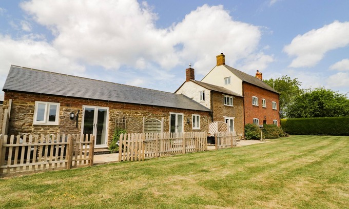 Daventry Cottage | OAK BARN, pet friendly, with a garden in Catesby