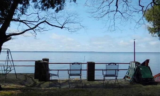 Manistique Cabin | Oak Bluff Cottage :Dip Your Toes in the Water – Indian Lake Summer Retreat!