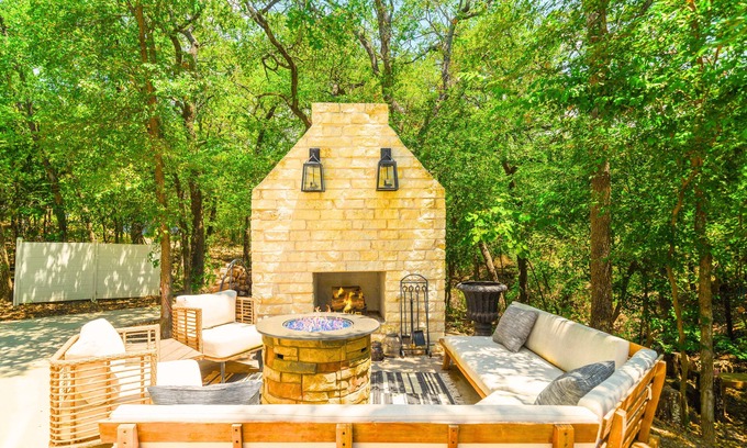 Cross Roads House | Oak Bluff, Cozy Spacious Retreat with Farmhouse Charm