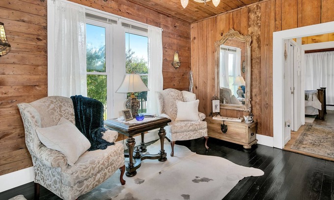 Llano Cottage | Oak Corner Cottage | Llano, TX |Adorable 1/1 Cottage | Queen Bed & Twin Sofa Sleeper