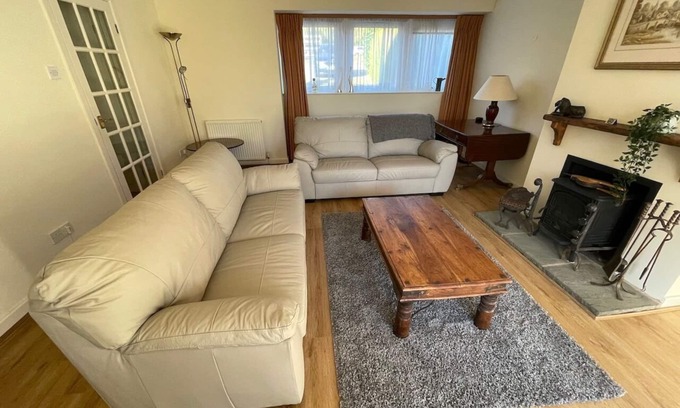 Dronfield Cottage | Oak Cottage, a luxury cottage 4 bed cosy sleeps 8, dogs very welcome