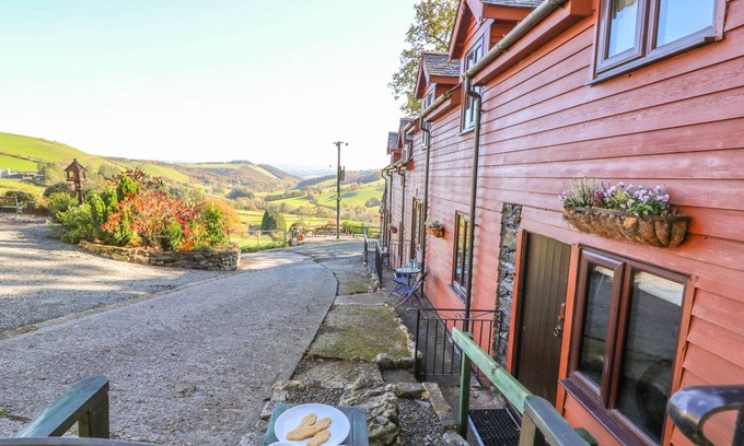 Llanidloes Cottage | OAK COTTAGE, character holiday cottage, with a garden in Llanidloes