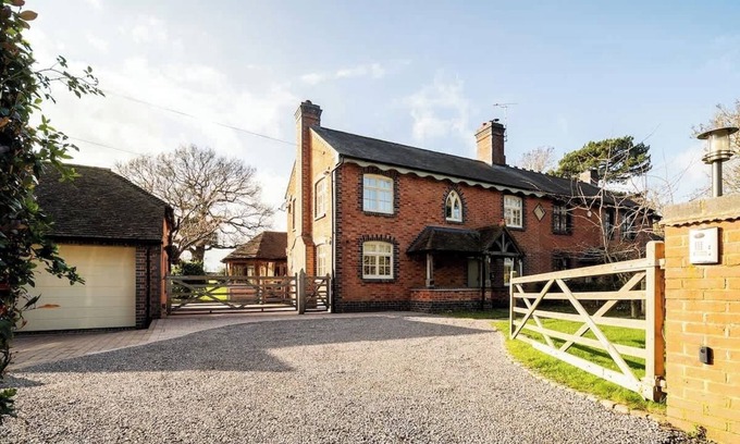 Knowle Sands House | Oak Cottage, Games Room, Dog Friendly Sleep 16 NEC