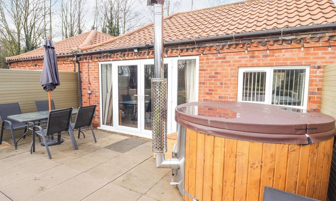 Goxhill Cottage | OAK COTTAGE, pet friendly, with hot tub in Barrow-Upon-Humber