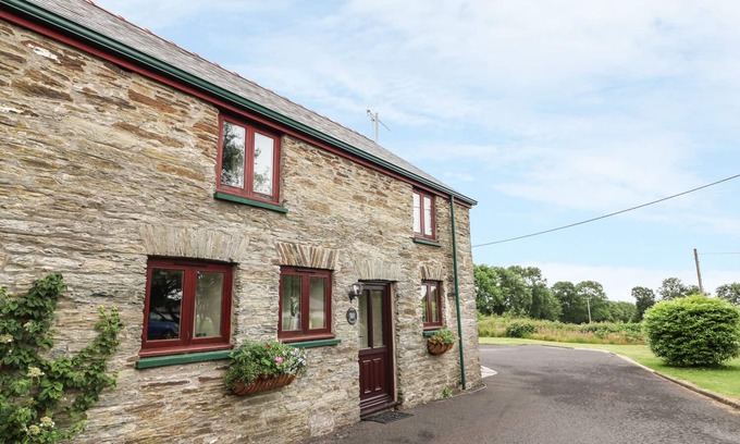 Llandysul Cottage | OAK COTTAGE, pet friendly, with hot tub in Newcastle Emlyn