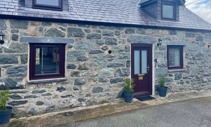 Henryd Cottage | OAK COTTAGE, romantic, character holiday cottage in Conwy