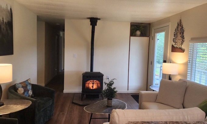 Dallas House | Oak Creek Acres 3-bedroom house on 12 acres just outside of Dallas Oregon