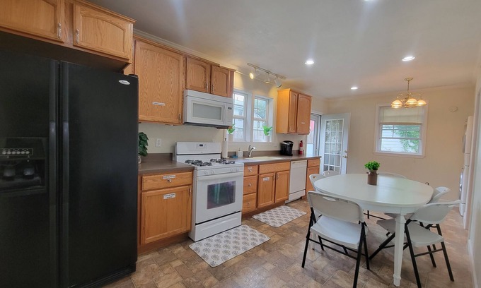 Indiana Apartment | OAK-GORGEOUS: 2-Bedroom Apartment with WiFi and AC in wonderful Indiana PA