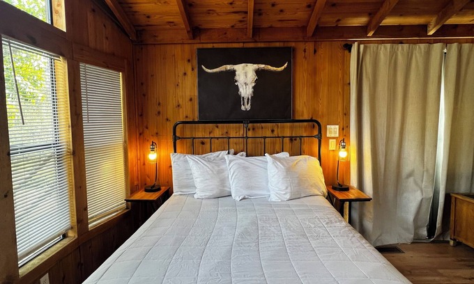 Three Rivers Cabin | Oak Grove Getaway: Unique & Secluded Cabin with Breathtaking Views, Wifi