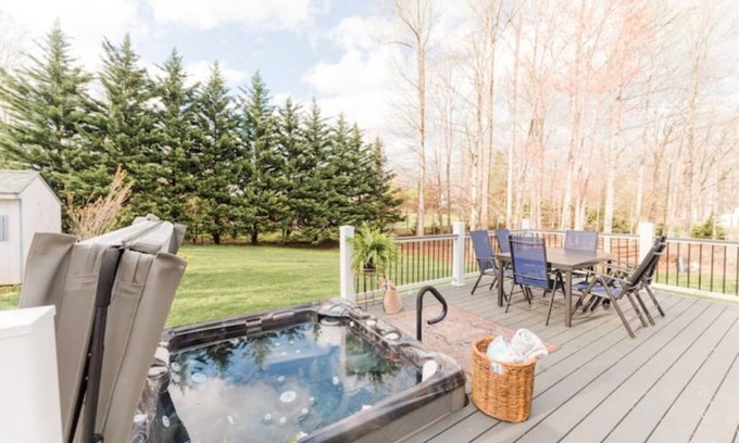 Forest House | Oak Grove Retreat-hot tub/family and pet friendly