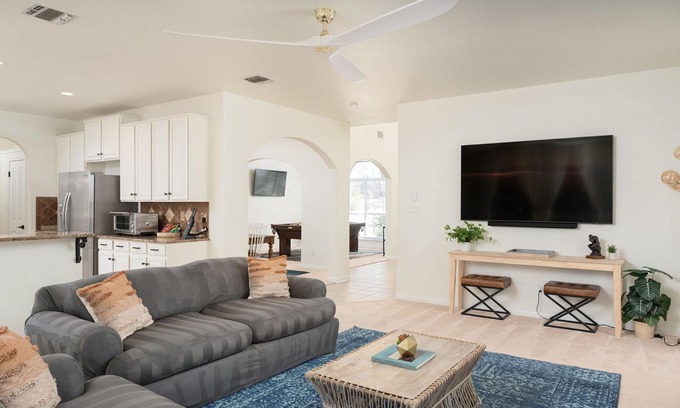 North San Antonio - SAT House | Oak Haven: Comfortable, Spacious Stay Near Airport with Hot Tub