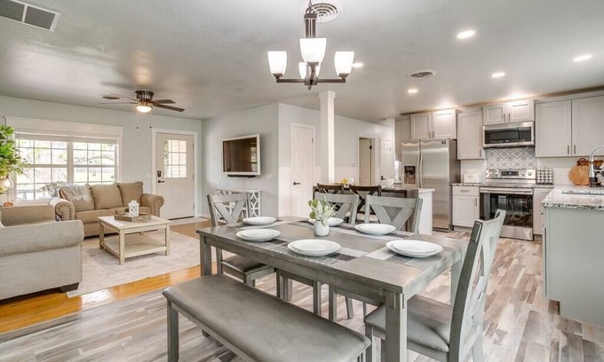 Granbury House | Oak House off Granbury Square