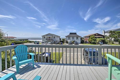 Oak Island House | Oak Island Beach Abode with Deck Walk to Shore!