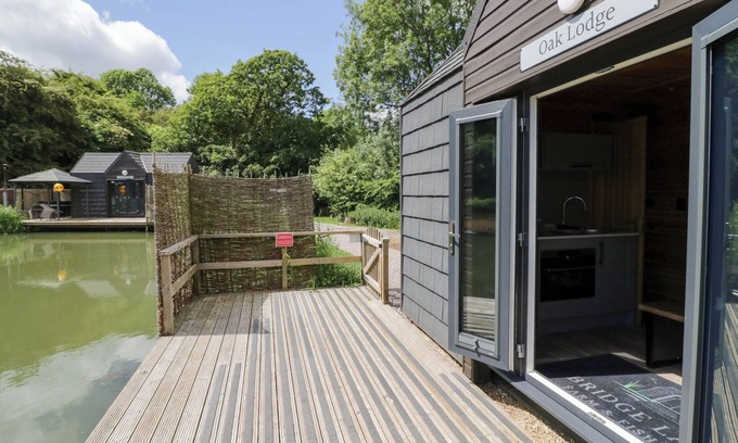 Middleton Cheney Cottage | OAK LODGE AT BRIDGE LAKE FARM & FISHERY, romantic in Chacombe
