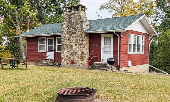 Buckingham Cabin | Oak Lodge - Sleeps up to 6 - Full Kitchen & Pet Friendly