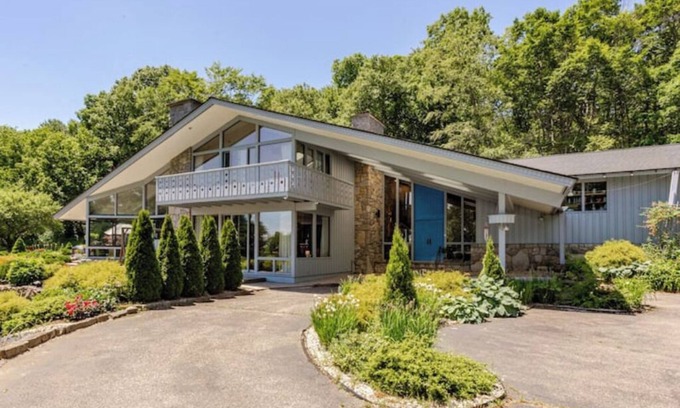 Torrington House | Oak Manor, a luxurious property on 6,6 acres.