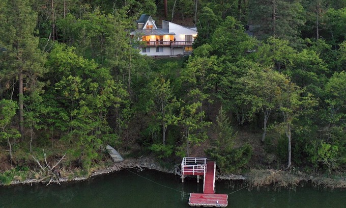 Montague House | Oak Paddle Lodge - Copco Lake A-Frame Cabin Getaway with Boat Dock and Kayaks