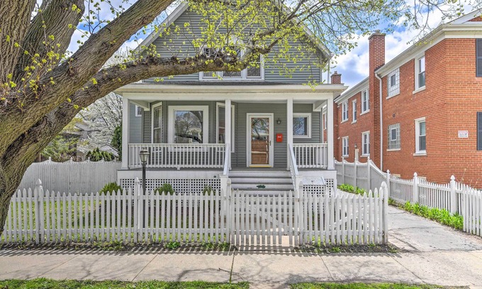 Oak Park House | Oak Park Home w/Fire Pit - 5 Mi to Garfield Park!
