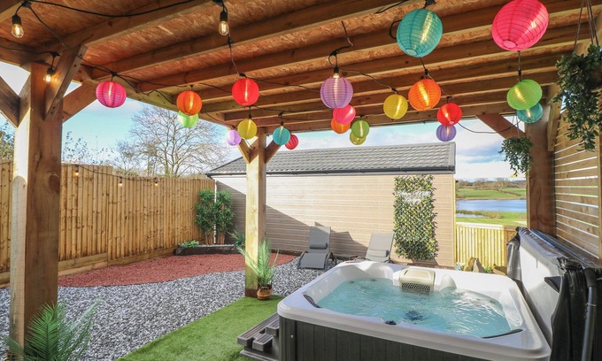 Swadlincote Cottage | OAK, romantic, luxury holiday cottage, with hot tub in Donisthorpe