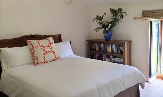Saint-Gilles-du-Mene Bed & Breakfast | Oak Room All Inclusive Solo Female