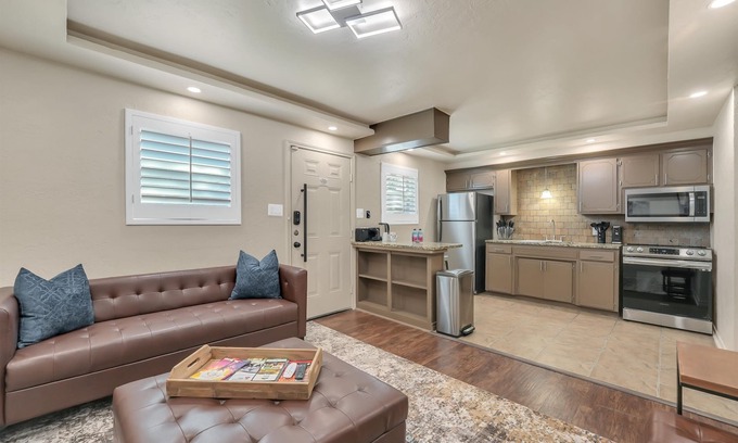 Lawton Apartment | Oak's Beautiful Contemporary Suite #10