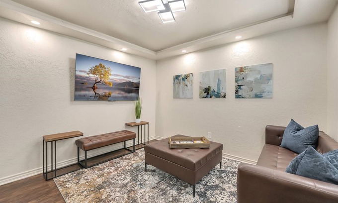 Lawton Apartment | Oak's Beautiful Contemporary Suite #11