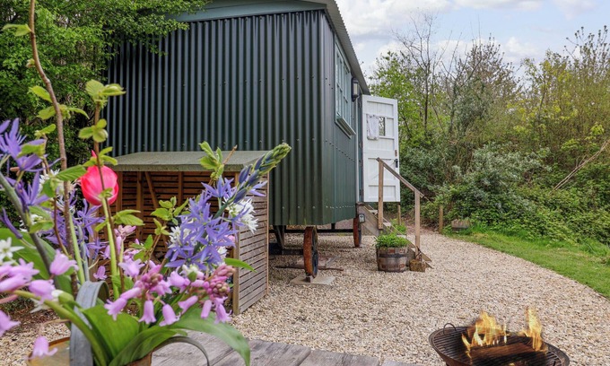 Bridport Cottage | OAK SHEPHERD HUT, pet friendly, with open fire in Charmouth