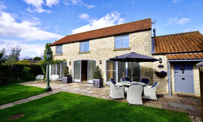 Thornton Dale Cottage | OAK TREE BARN, pet friendly, with open fire in Thornton-Le-Dale