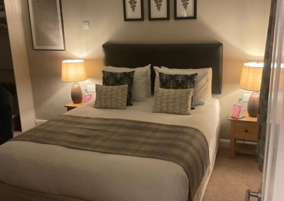 Crawley Down Bed & Breakfast | Oak Tree Lodge & Holiday Parking