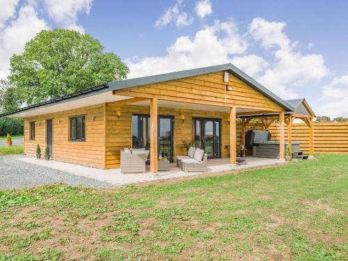 Kington House | Oak Tree Lodge - Uk38383
