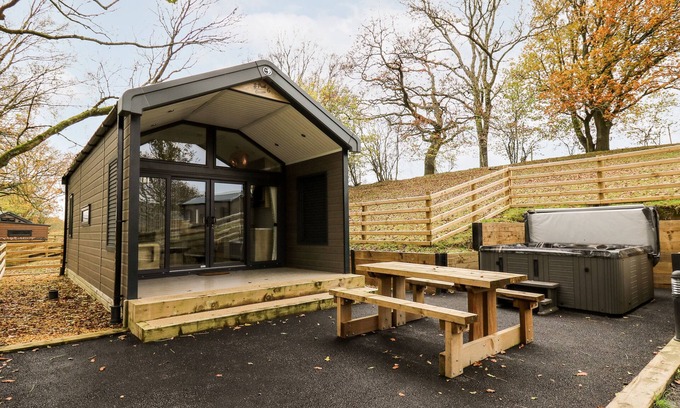 Llandrindod Wells Cottage | OAK TREE VIEW, with hot tub in Rhayader