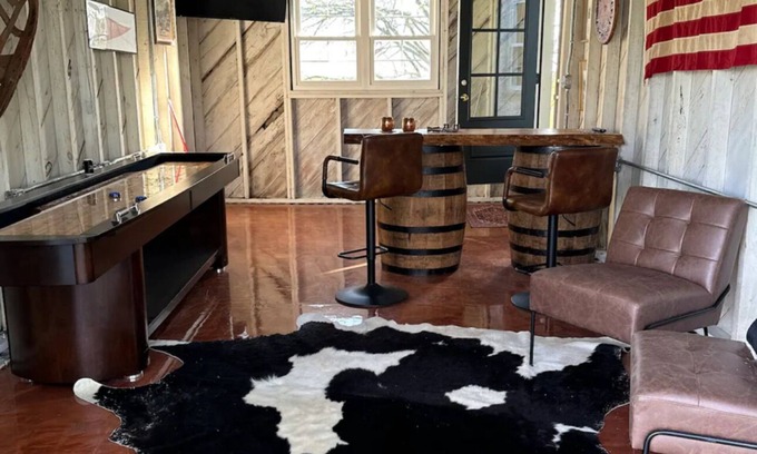Southville House | Oakdale Farms! Fun game room! Hillside views