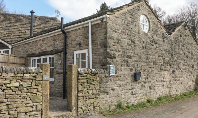 Macclesfield Cottage | OAKENBANK BARN, pet friendly, character holiday cottage in Bollington