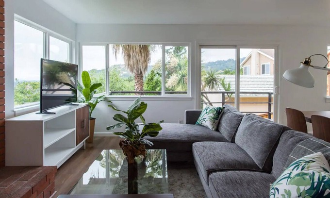 Sequoyah Apartment | Oakland Hills Retreat