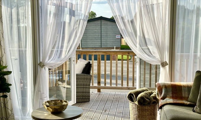Wilberfoss Cottage | Oakland Lodge with free hot tub
