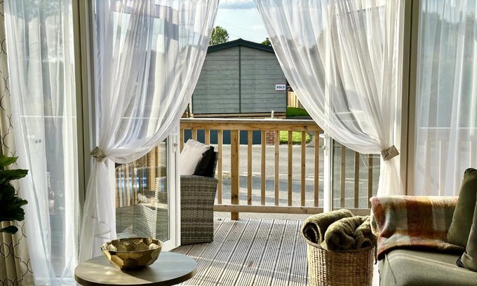 Wilberfoss Apartment | Oakland Lodge with Hot Tub and free parking